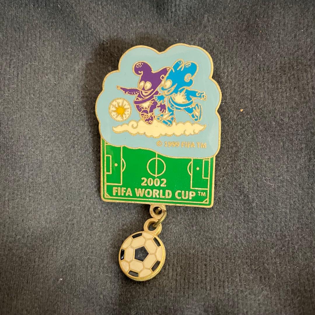 日韓ワールドカップ記念ピンバッジ - メルカリ