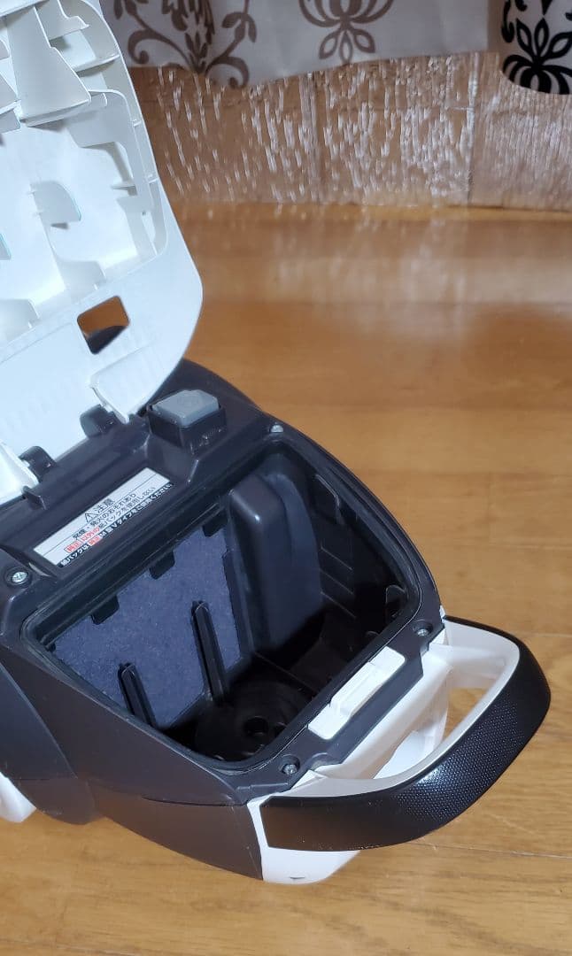 軽量・強力！　Panasonic　紙パック式掃除機　紙パック付　ホワイト　家電