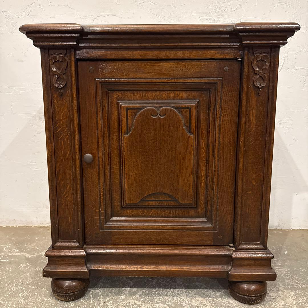 ヴィンテージ　木製サイドテーブル　ベッドサイドテーブル　扉収納付き　フランス