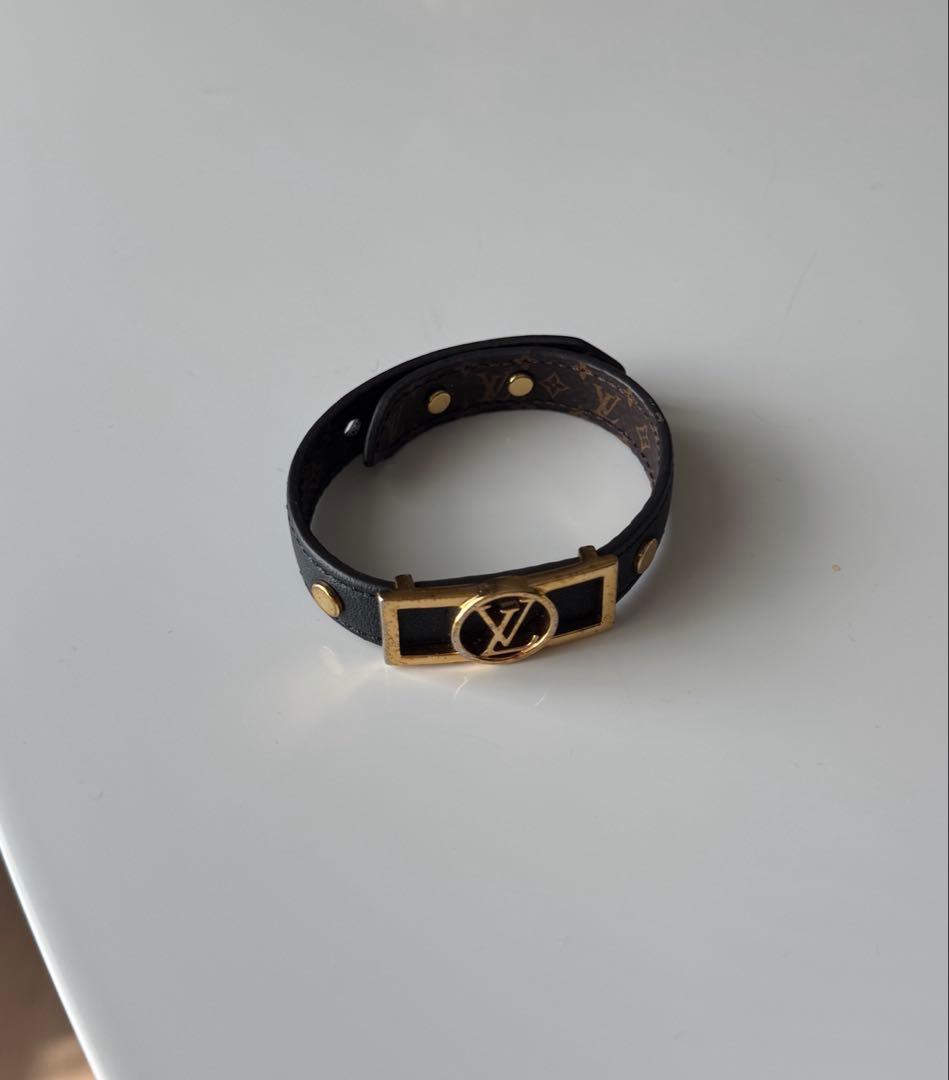 ルイヴィトン　ブラックレザー ゴールドロゴブレスレット