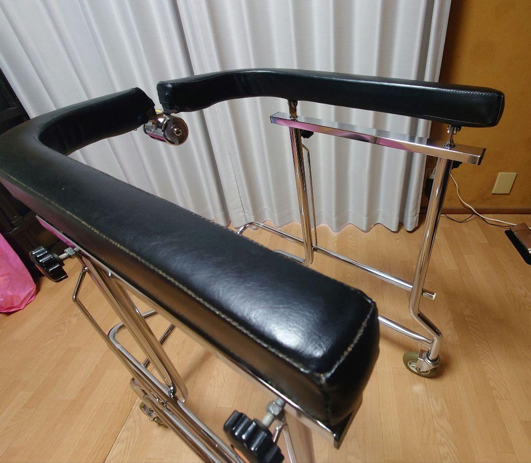 スチール製歩行器 　折りたたみ、高さ調整可能。介護、リハビリに！