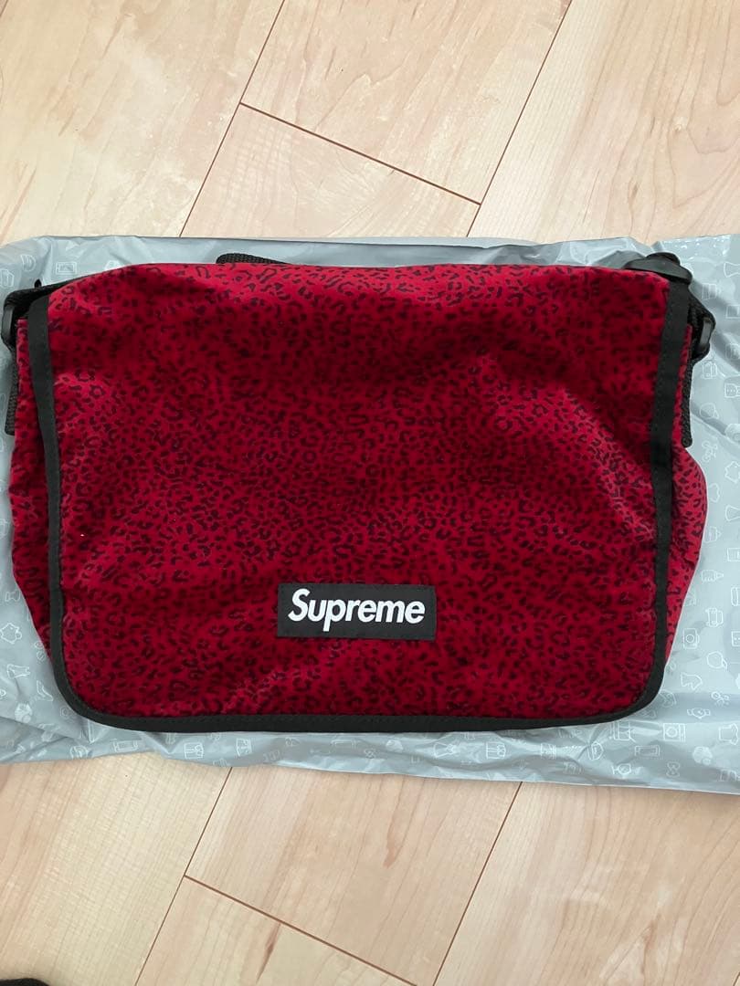 明日の10日まで！Supreme レッド ショルダーバッグ velvet
