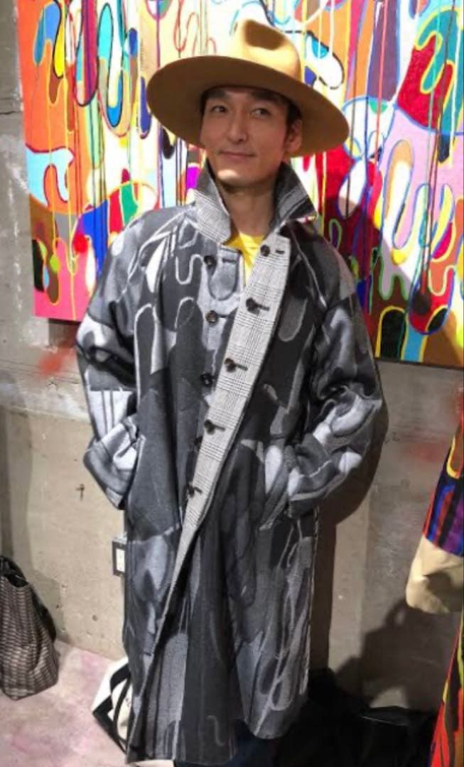 【美品】ヤンチェオンテンバール　高級ウールリバーシブルコート　モノトーンアート柄