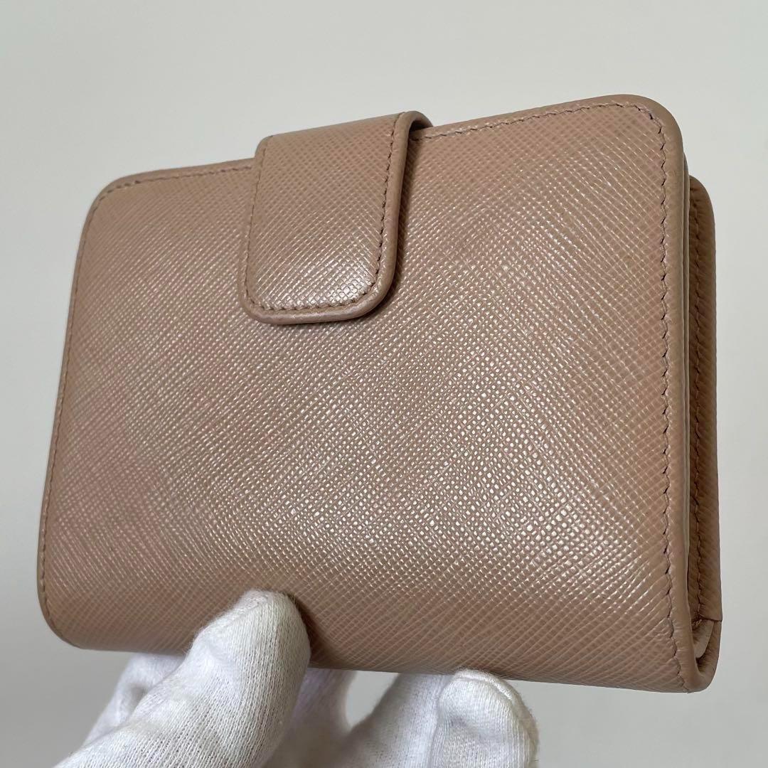 【美品】プラダ 二つ折り財布 サフィアーノレザー ベージュ 1ML018