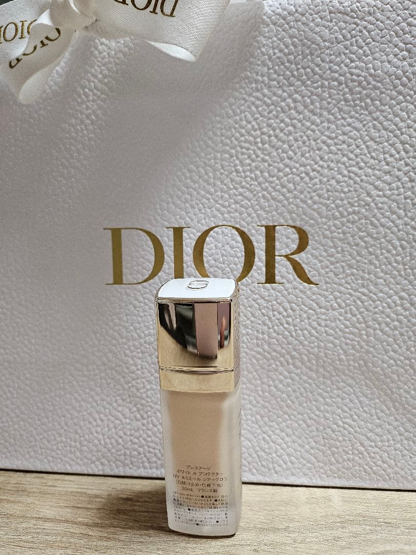 ディオール　プレステージ ホワイト ルプロテクターUVルミエール　シアーグロウ