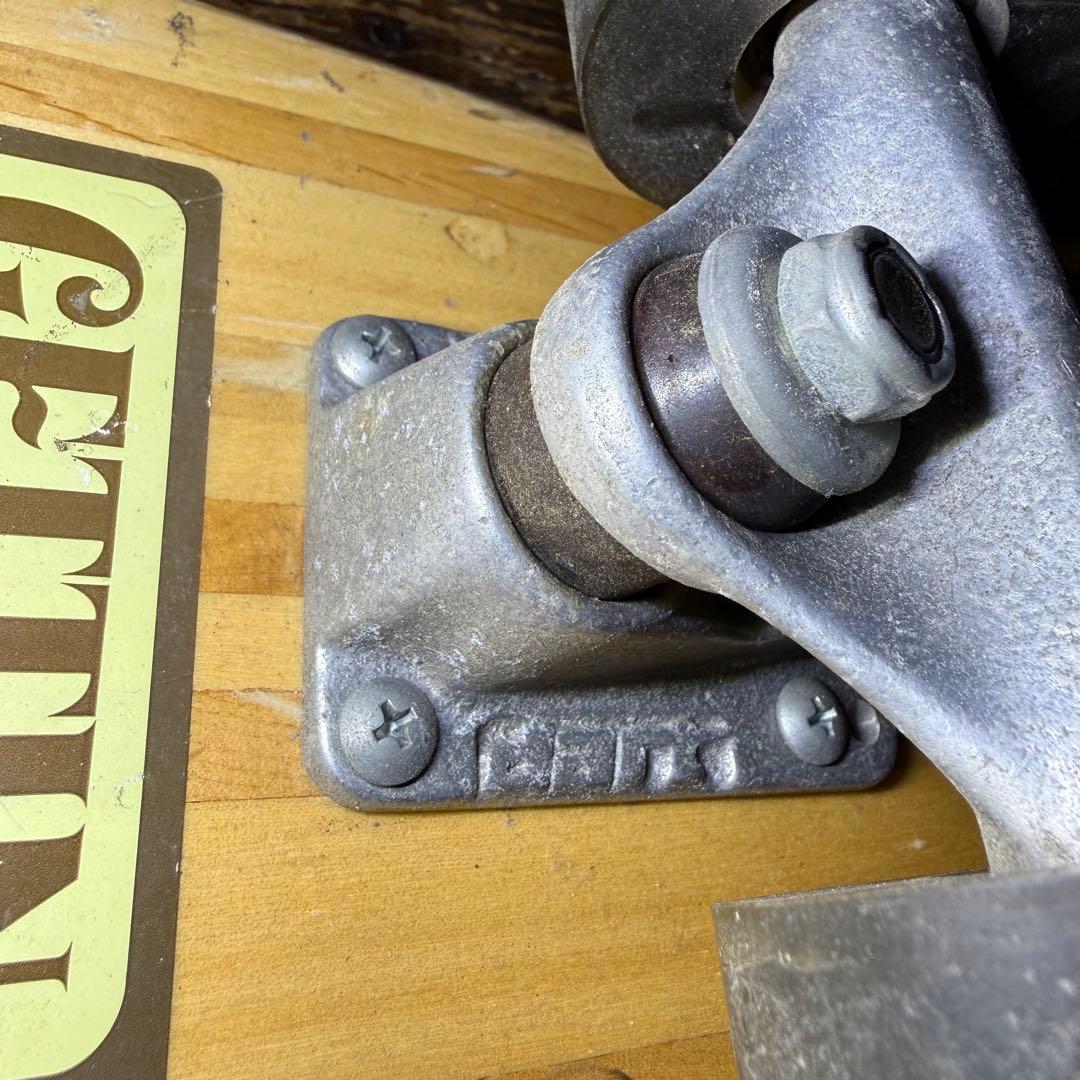 オールドスクール スケートボード 木製デッキ Tracker製トラック