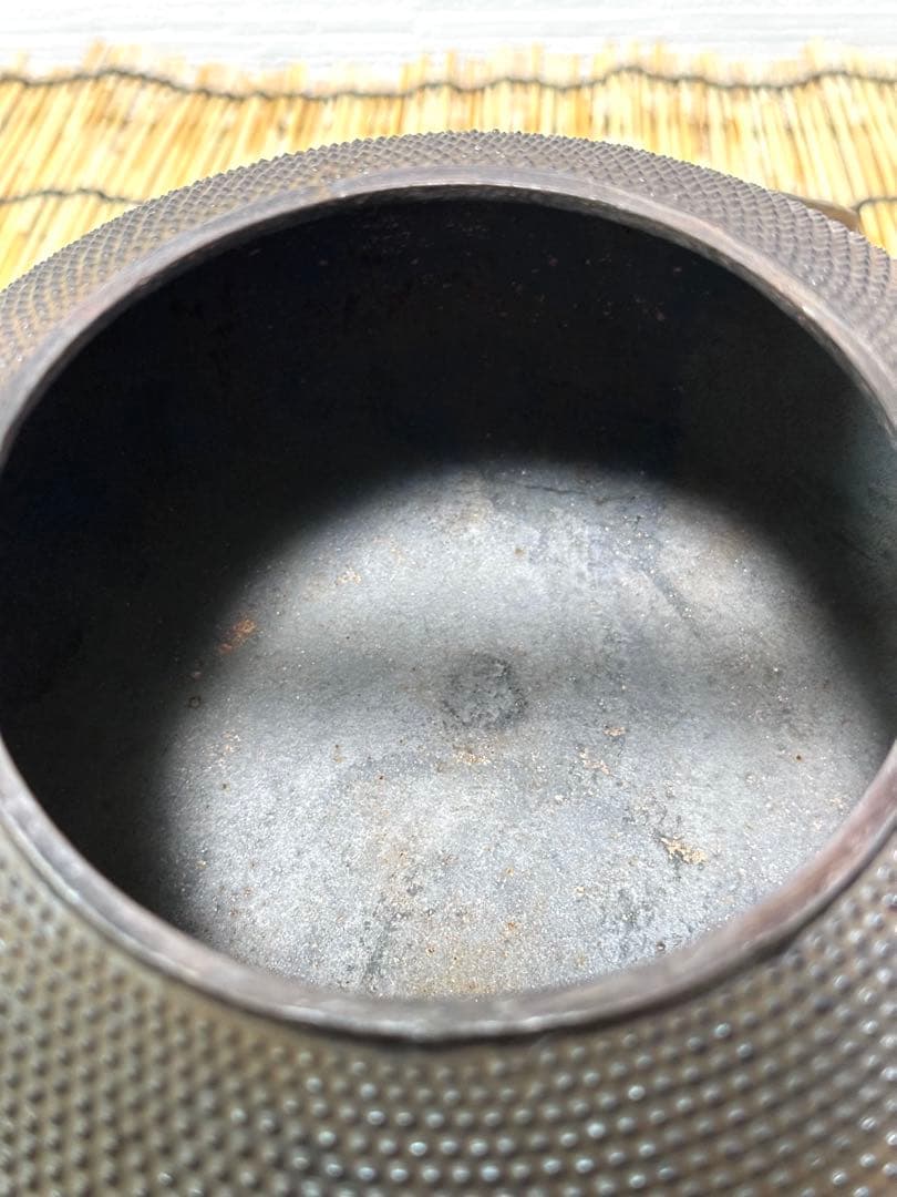 未使用品、木箱付　南部盛岡川勝造　１５型アラレ　南部鉄瓶　イコニコサン様売約済み