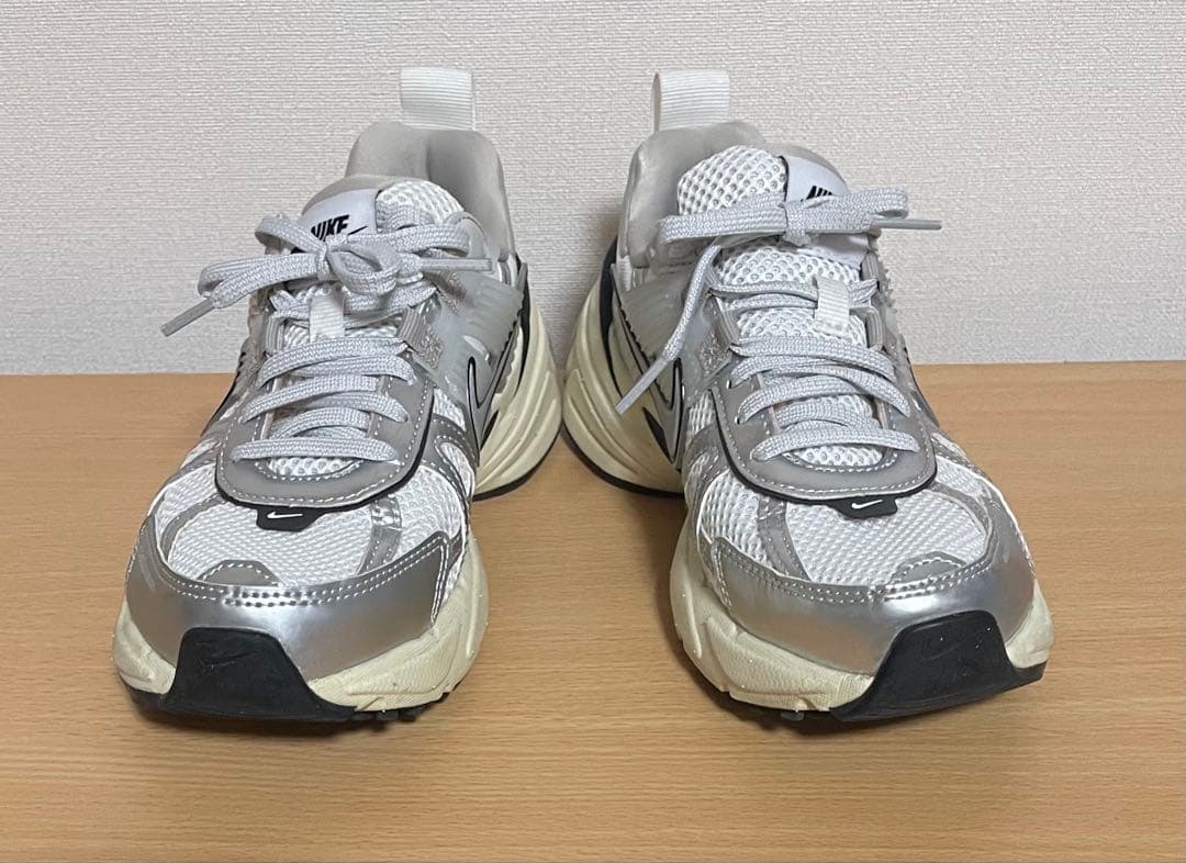 NIKE ウィメンズ V2Kラン 24.5 FD0736-100
