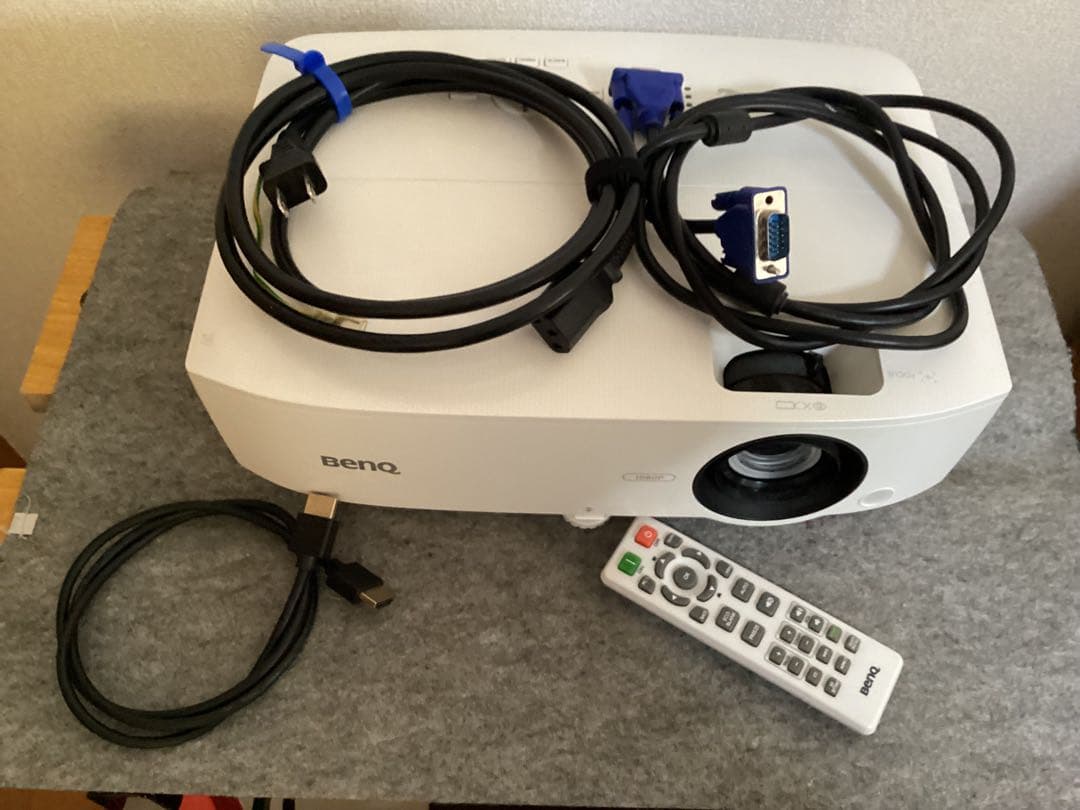 BenQプロジェクターMH534