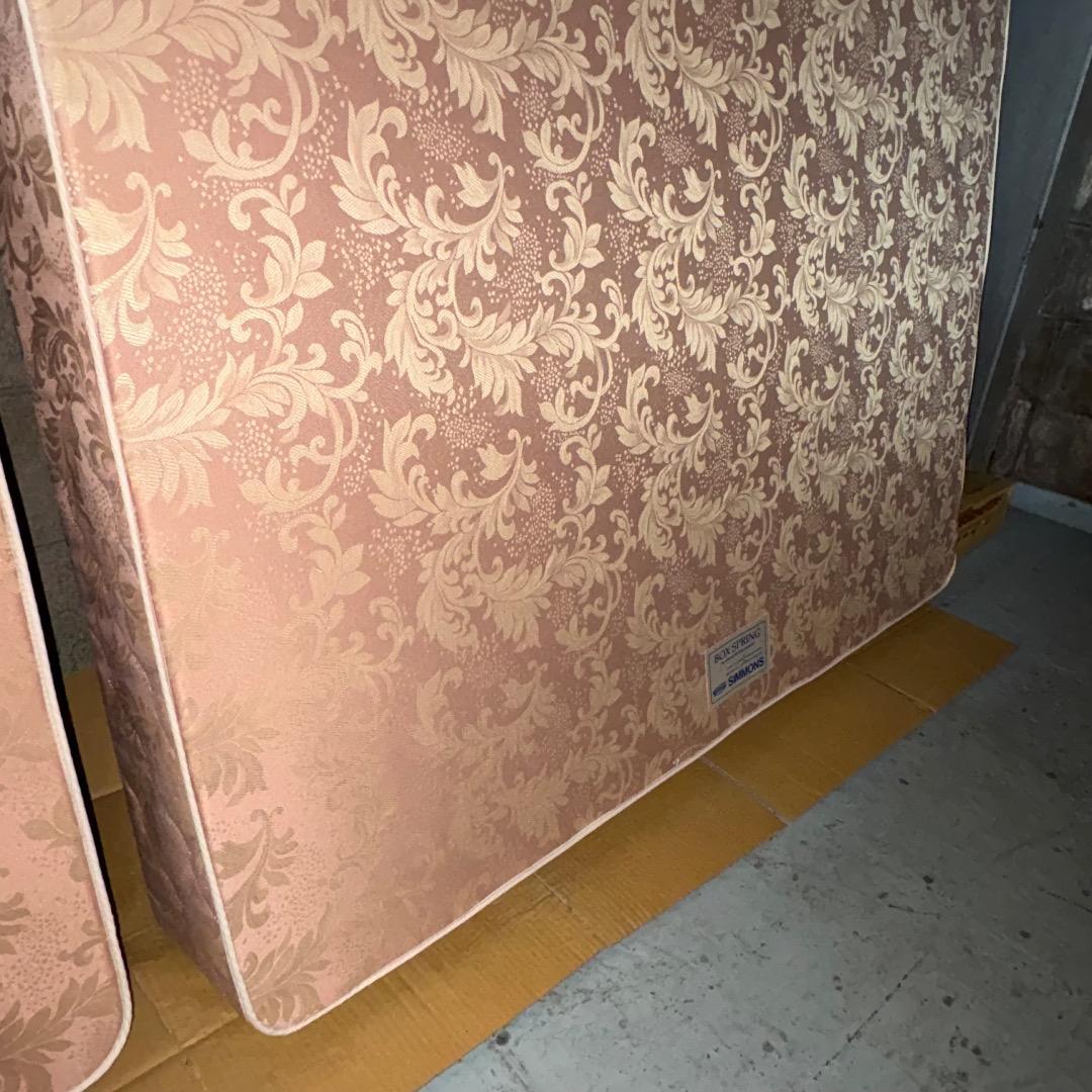 SIMMONS シモンズ BOX SPRING クイーンサイズベッド ①