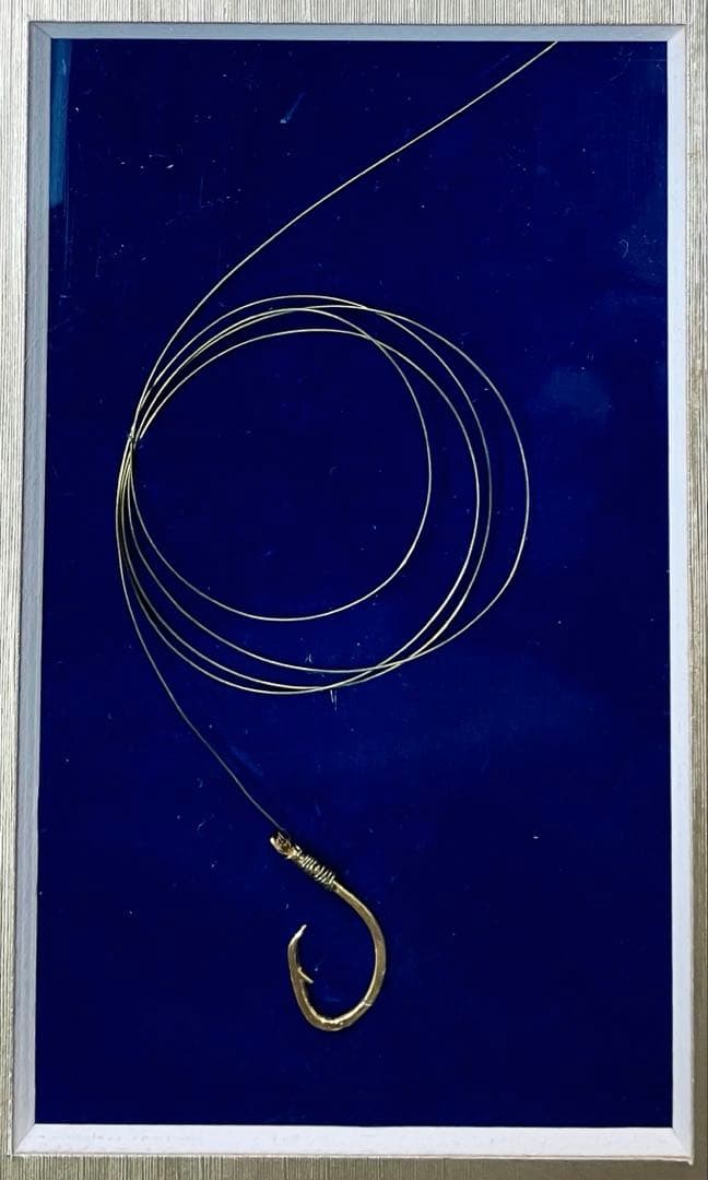 飾り盾 純金製の釣り針(K24刻印 約0.9グラム) - メルカリ