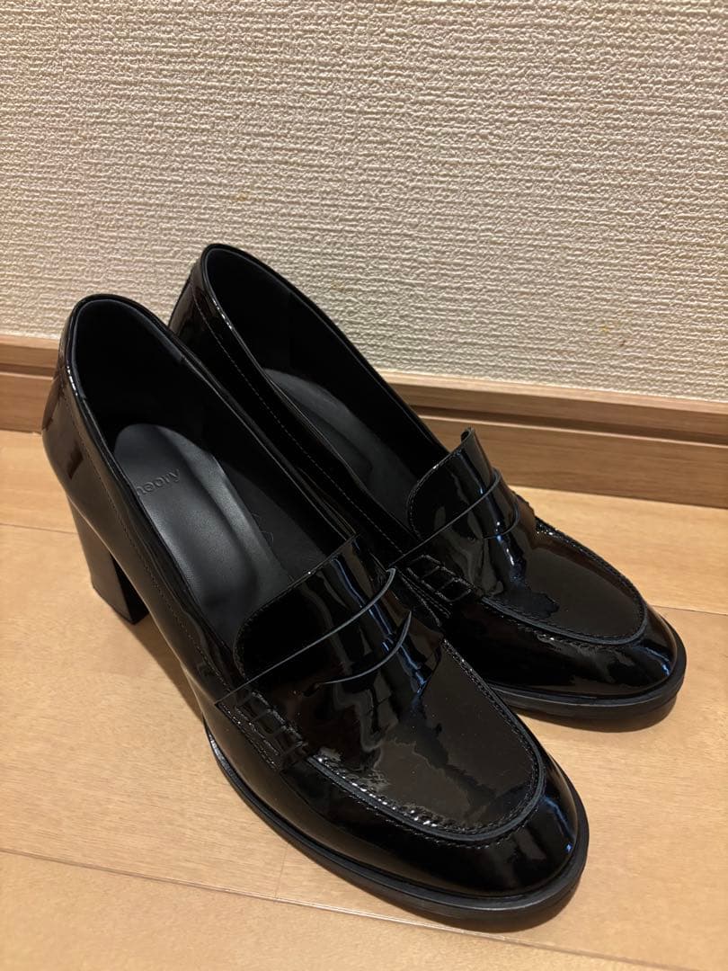 Theory エナメルヒールローファー