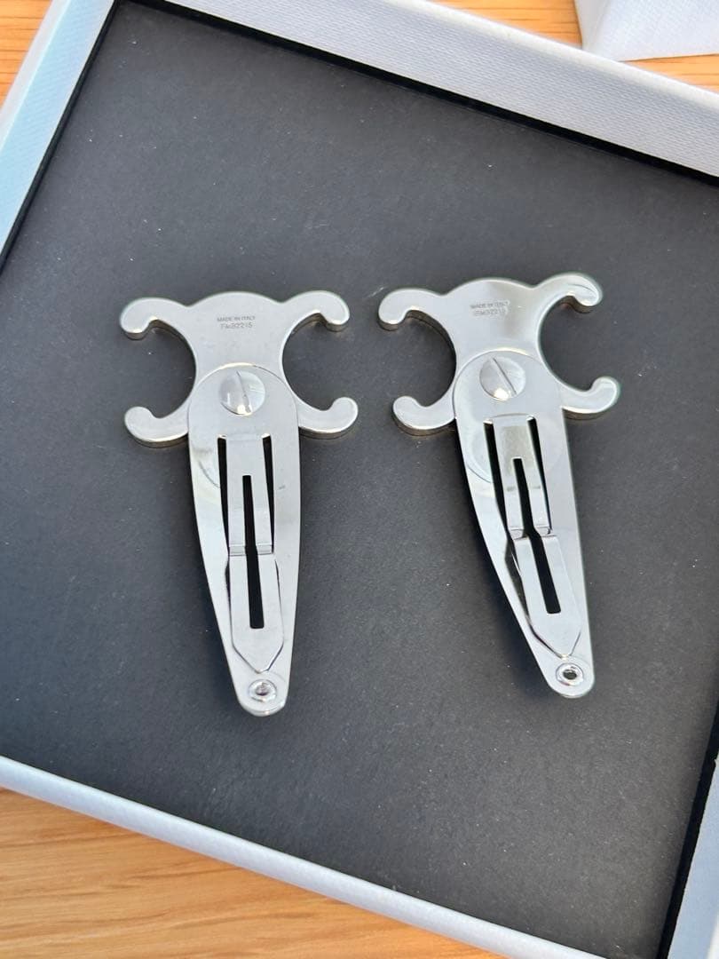 セリーヌ ヘアピン　トリオンフ スナップヘアクリップ　シルバー