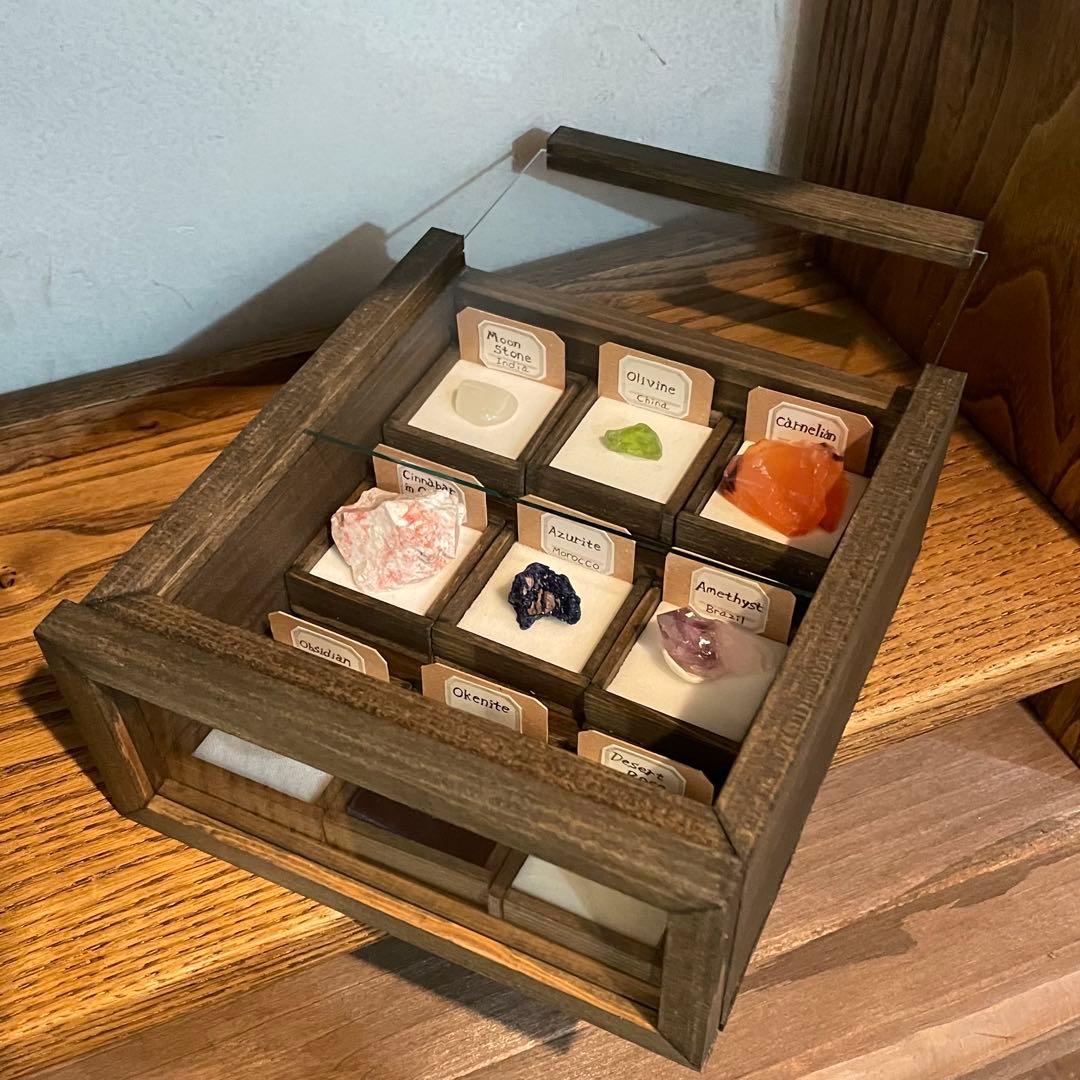 九種の鉱物の標本箱