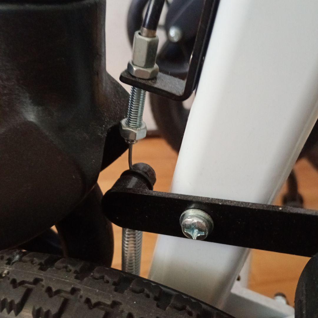 折りたたみ式黒い介助用車椅子　コンパクト車椅子 ノーパンクタイヤ