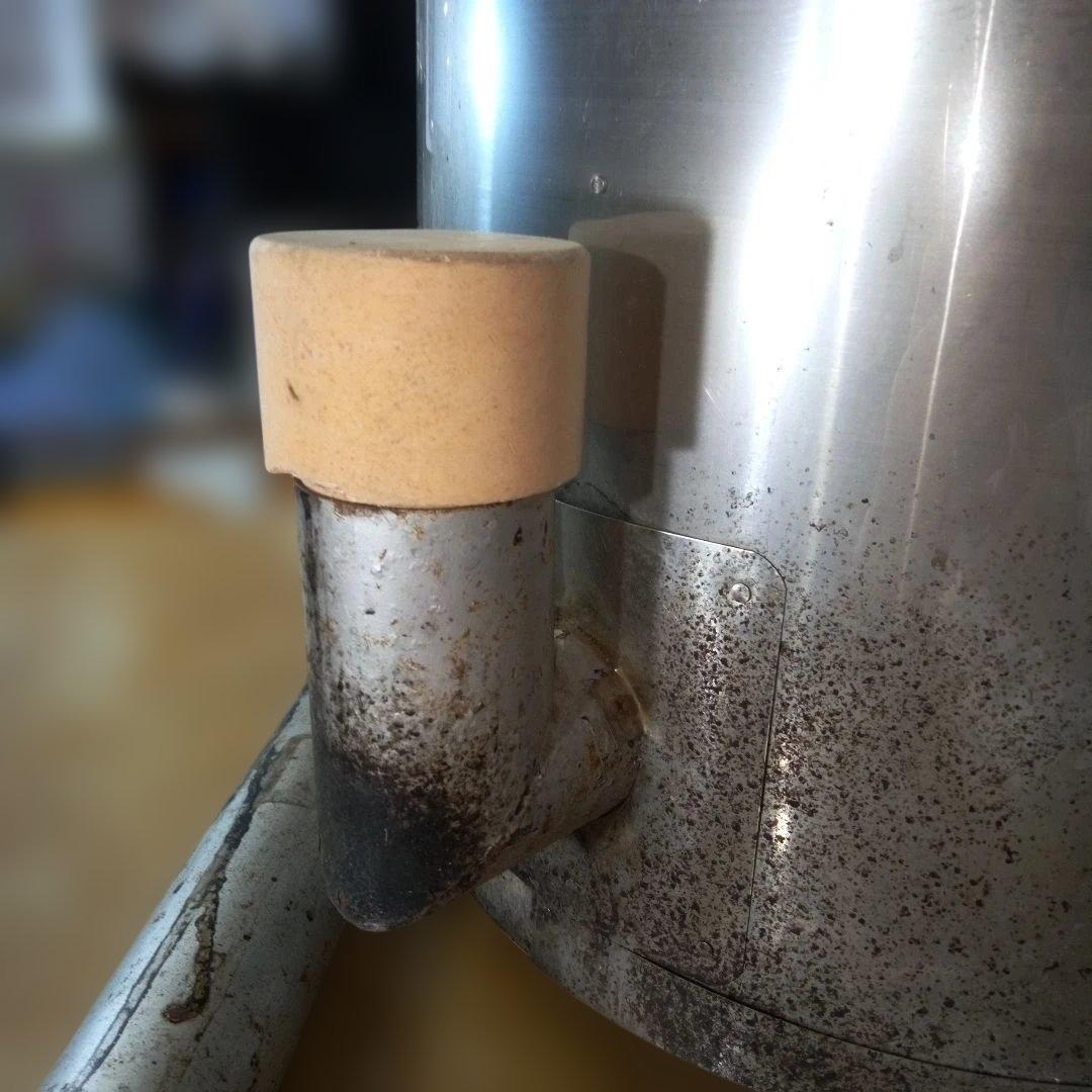 キンカの炭焼き窯と思われます　（キンカ　炭焼き窯　ステンレス　標準型　Ｎ４か？）