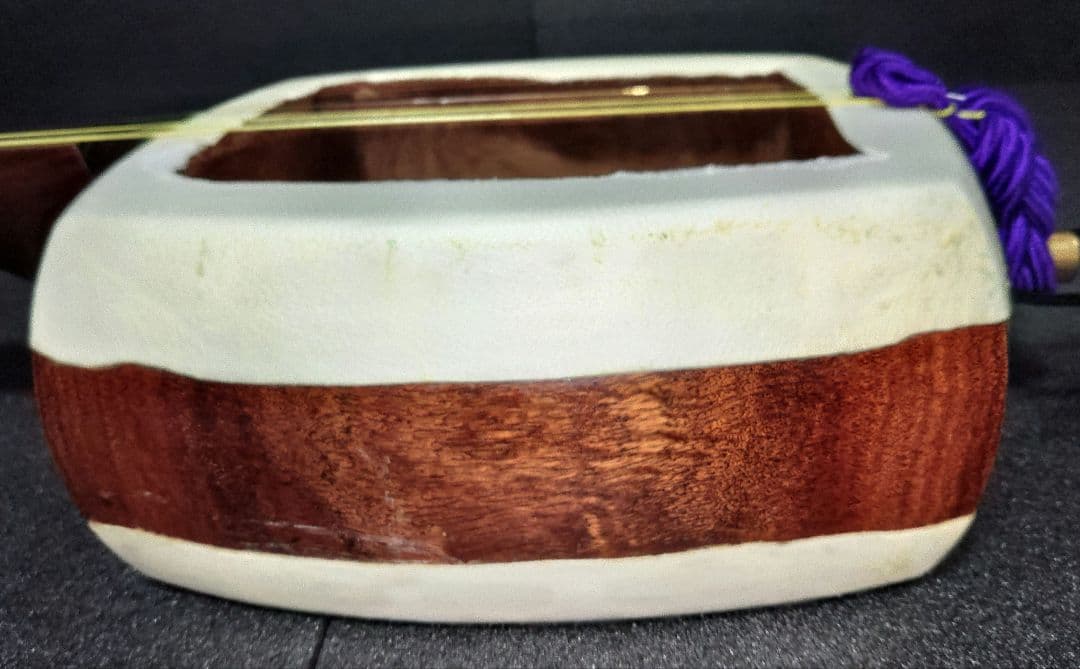 津軽三味線　太棹　東さわり　ハードケース　鍵付き【皮破れ】