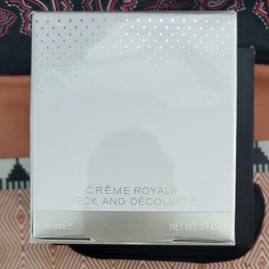 早い者勝ちです。!値下げしました！クレームロワイヤル ネック アンド デコルテ