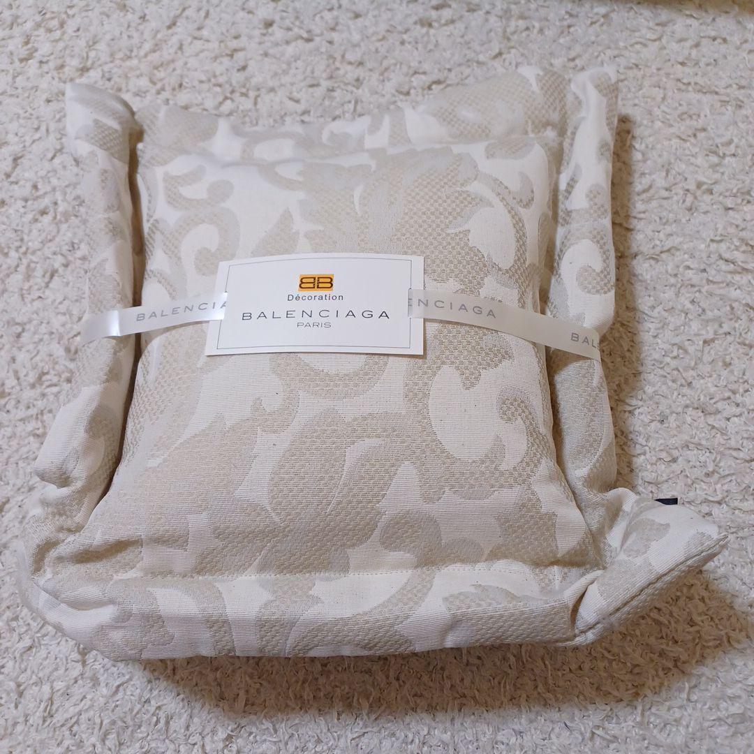 バレンシアガ　クッション２個