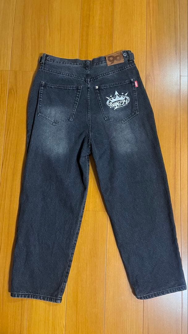 9090 刺繍ロゴ付きブラックデニムパンツ Mサイズ