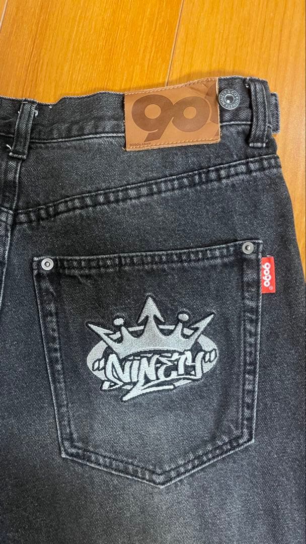 9090 刺繍ロゴ付きブラックデニムパンツ Mサイズ
