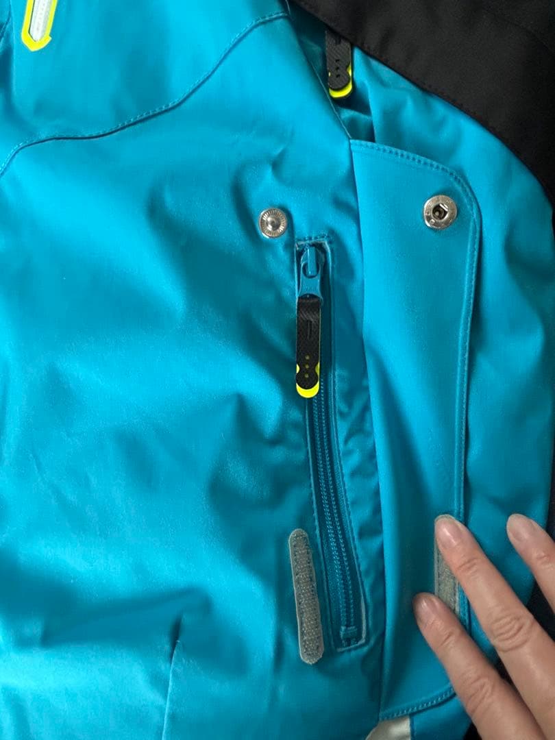 青のフード付きスキーウェア