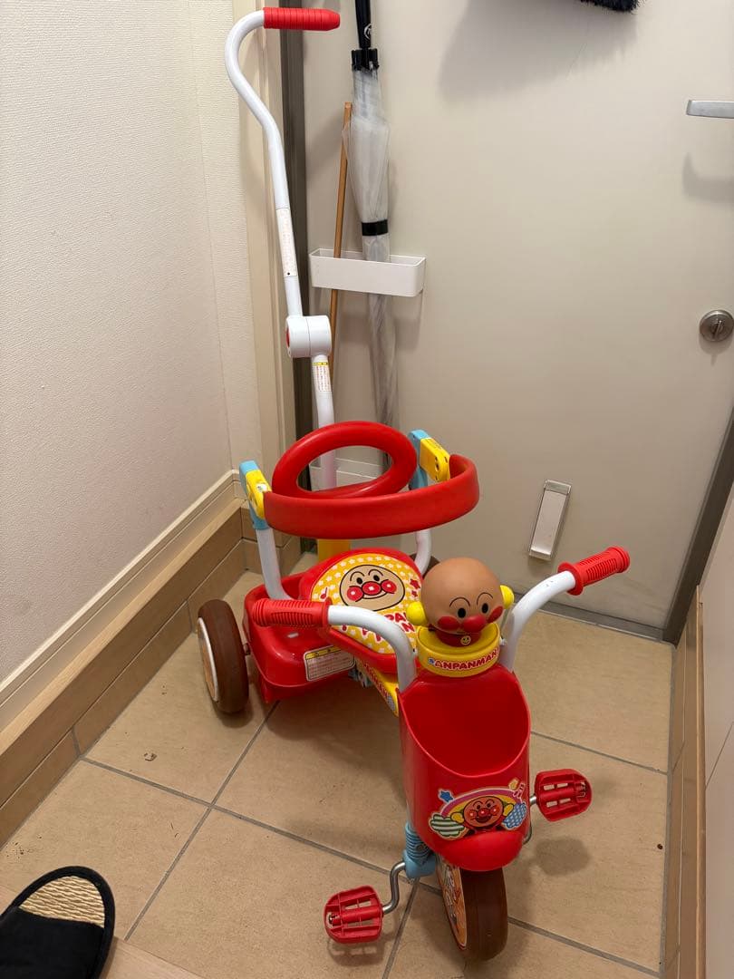 【美品、室内保管】アンパンマン 三輪車 赤