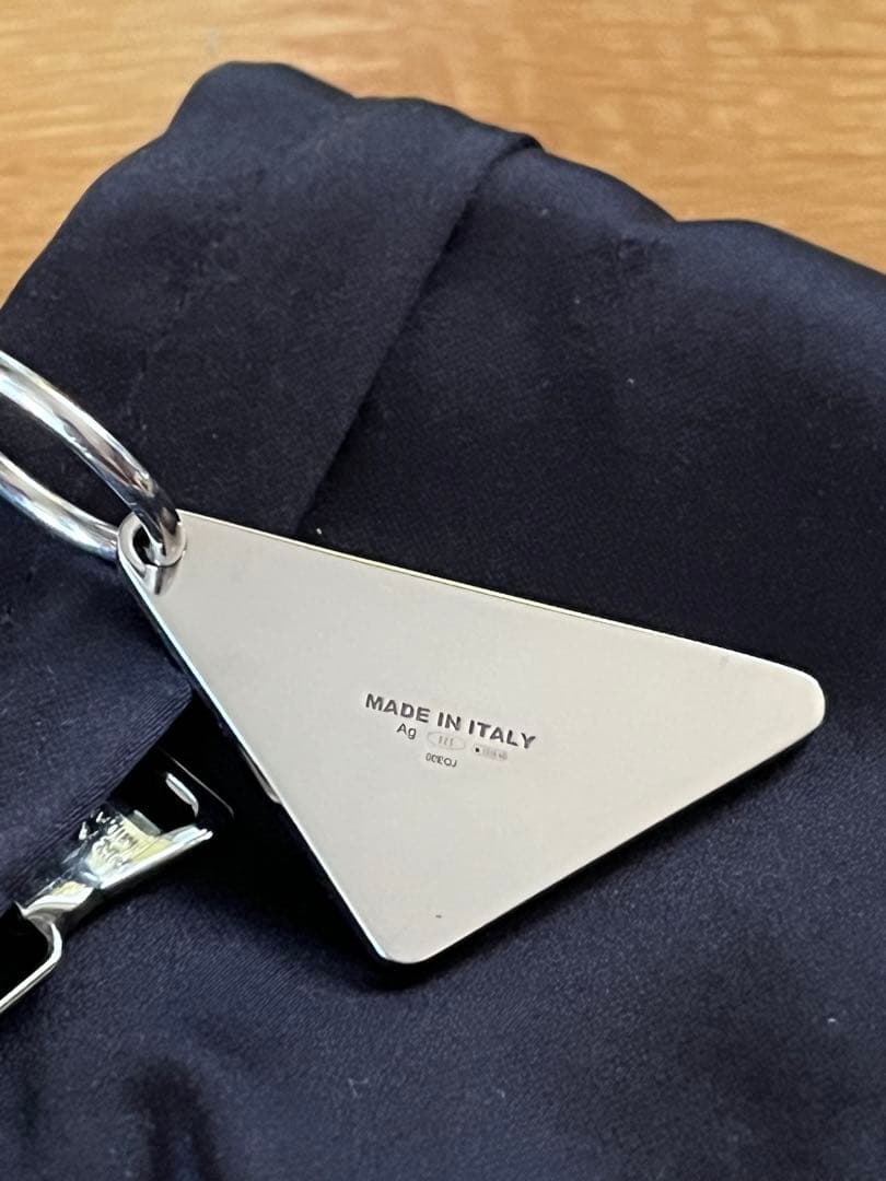 PRADA トライアングル ロゴ プレート ピアス 左耳用 PRADA ロゴ