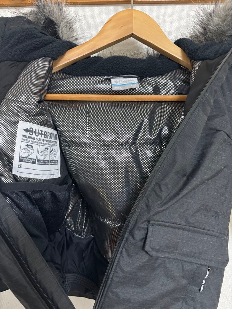 新品Columbia 子ども用ファーフード付きスノーウェア ブラック