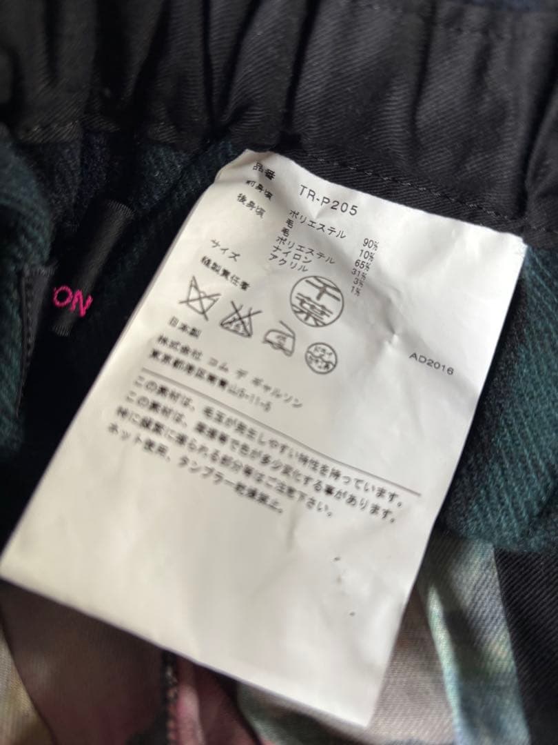 フラワープリントとチェック柄のパンツ