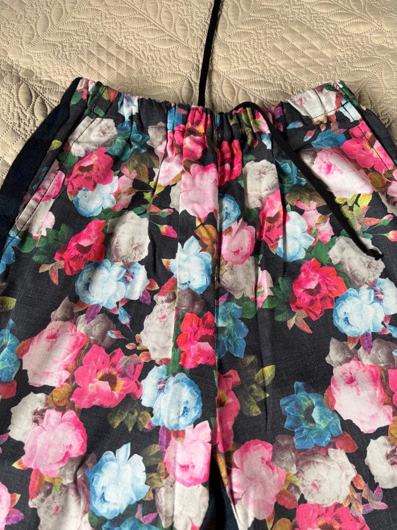 フラワープリントとチェック柄のパンツ