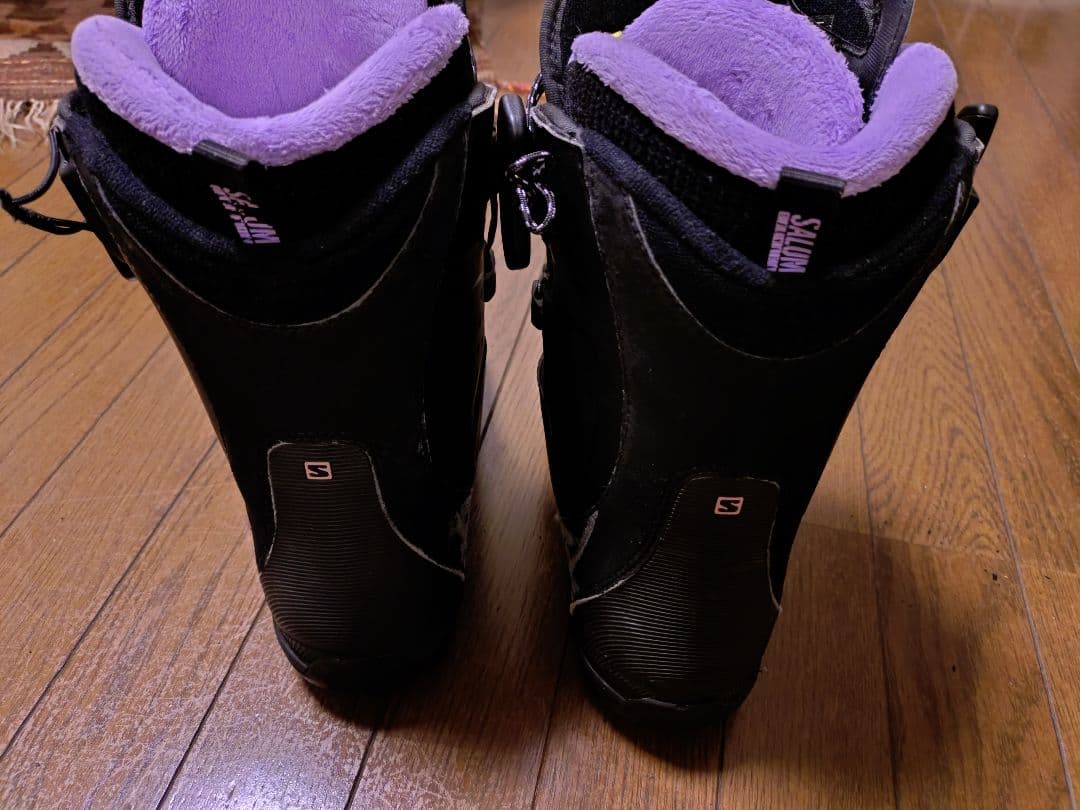 SALOMON 女性用ハイエンドスノーボードブーツ ブラック/ピンク