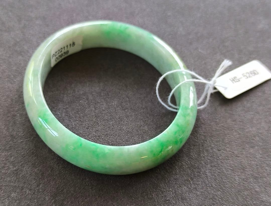 日本鑑別書付】ミャンマー産本翡翠の貴妃バングル(内径54×47ミリ弱)