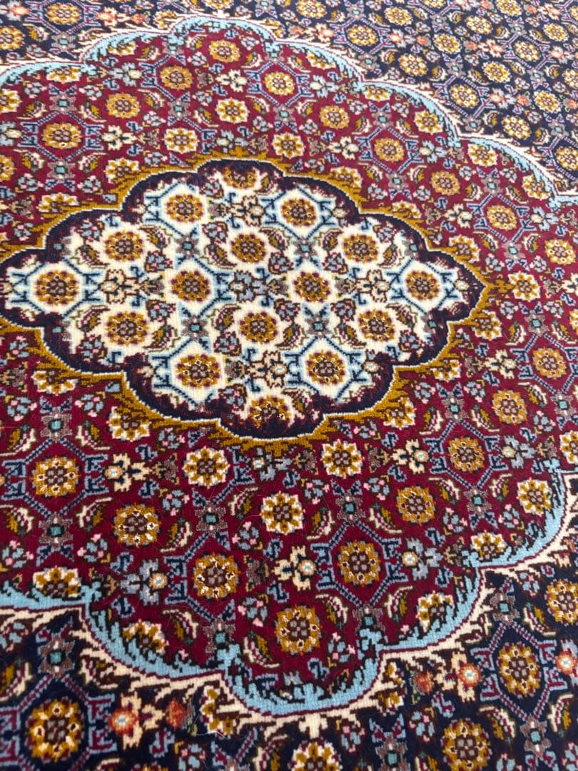 ペルシャ絨毯　タブリーズ　ウールとシルク　ラグ マヒ柄