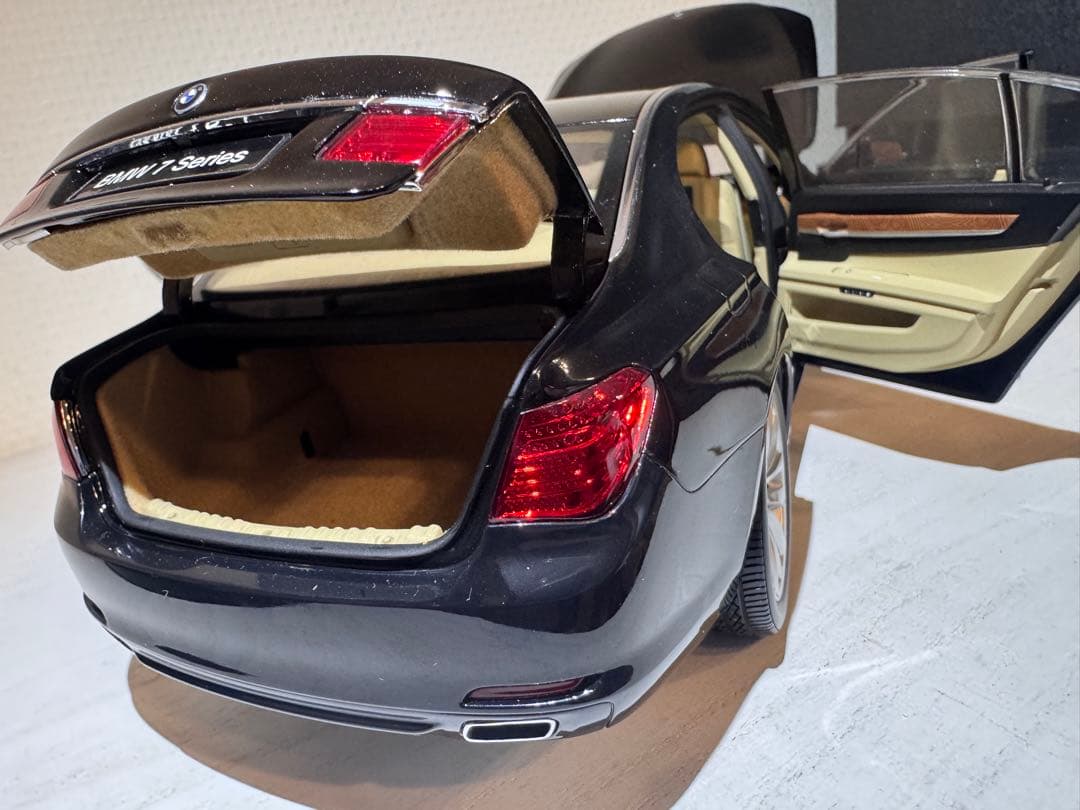 ミニカー KYOSHO BMW 750Li (F02) 1:18