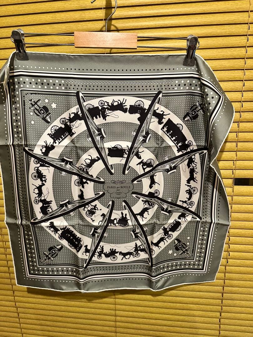 Hermes シルクバンダナ 車輪でめぐるパリ・バンダナ ヴェールソージ