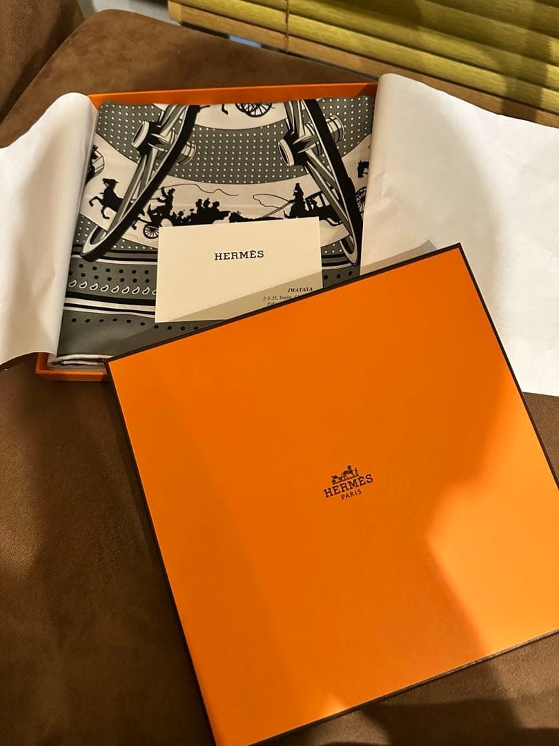 Hermes シルクバンダナ 車輪でめぐるパリ・バンダナ ヴェールソージ