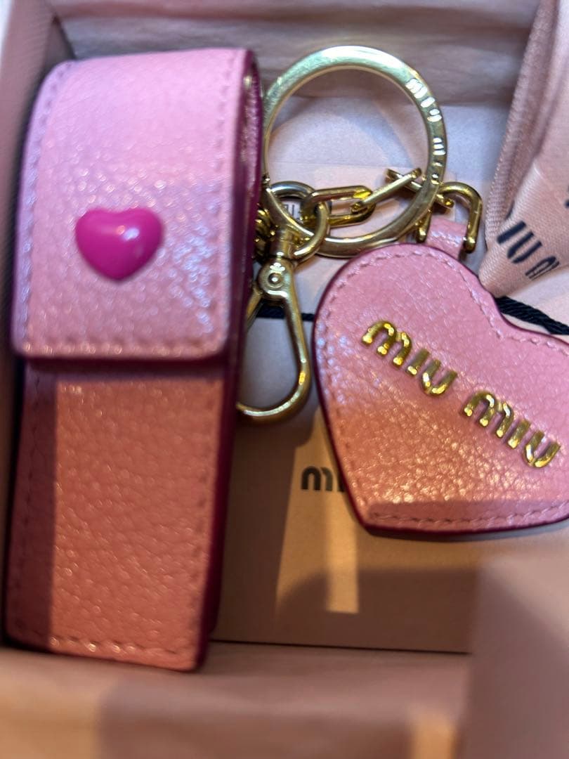 シミ以外美品MIU MIU ピンク ハート型キーホルダー リップケース箱とリボン