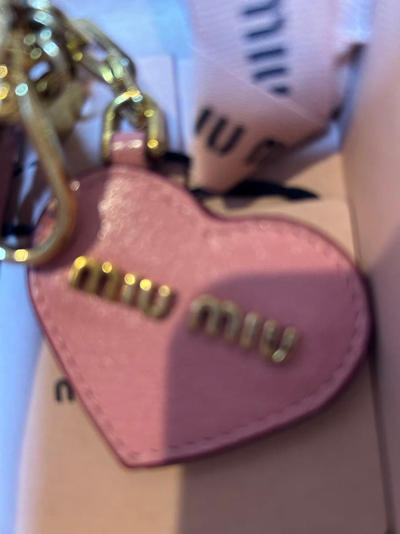 シミ以外美品MIU MIU ピンク ハート型キーホルダー リップケース箱とリボン