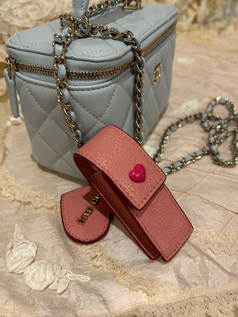 シミ以外美品MIU MIU ピンク ハート型キーホルダー リップケース箱とリボン