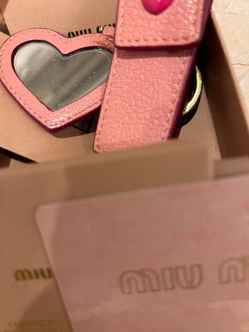 シミ以外美品MIU MIU ピンク ハート型キーホルダー リップケース箱とリボン