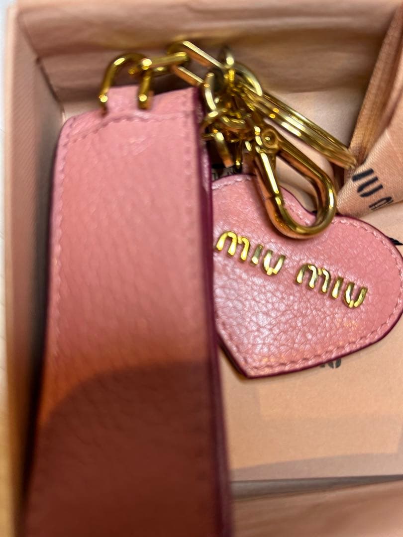 シミ以外美品MIU MIU ピンク ハート型キーホルダー リップケース箱とリボン