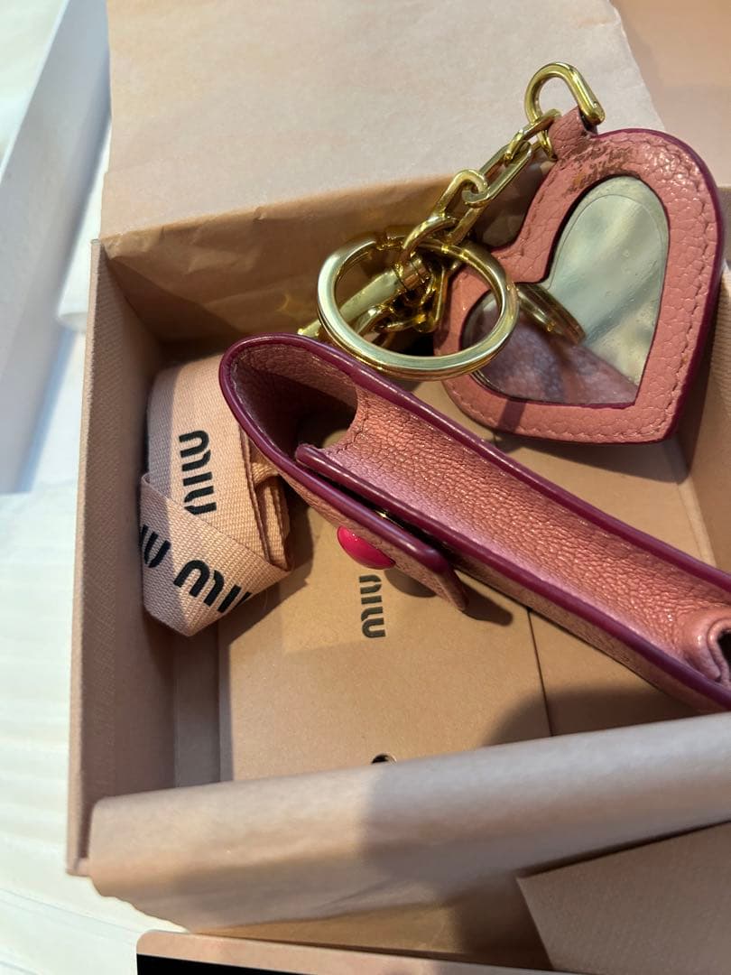 シミ以外美品MIU MIU ピンク ハート型キーホルダー リップケース箱とリボン