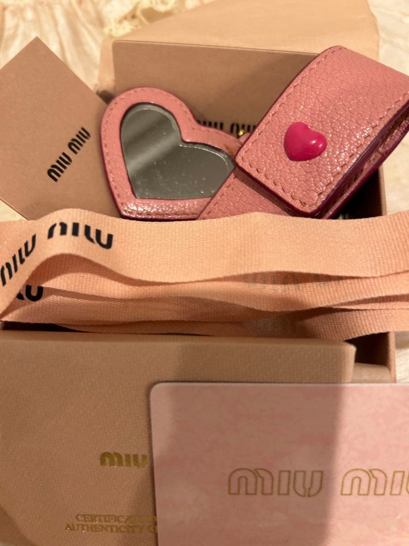 シミ以外美品MIU MIU ピンク ハート型キーホルダー リップケース箱とリボン