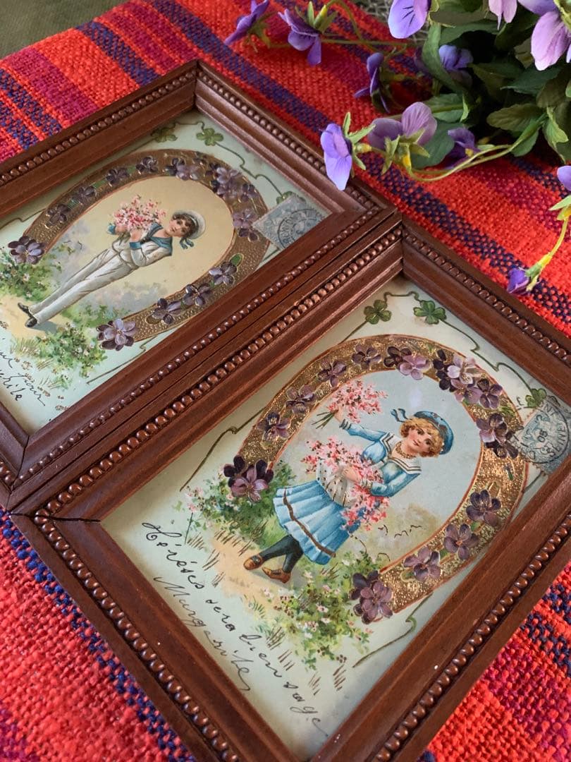 フランスアンティーク　エンボスされた絵葉書が入ったペアの小さな可愛過ぎる額！