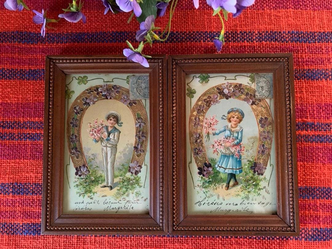 フランスアンティーク　エンボスされた絵葉書が入ったペアの小さな可愛過ぎる額！