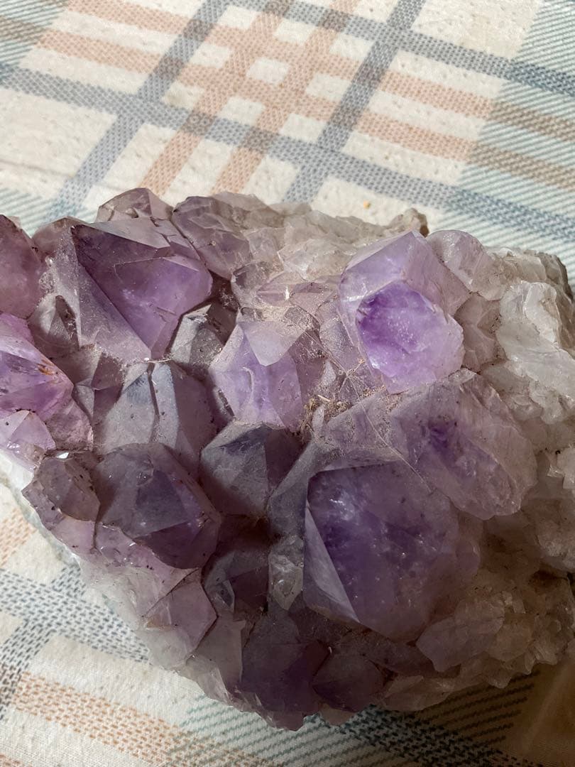 紫水晶。天然石。【インテリアにどうぞ！重量、1.6kg。17cm×11cm】。