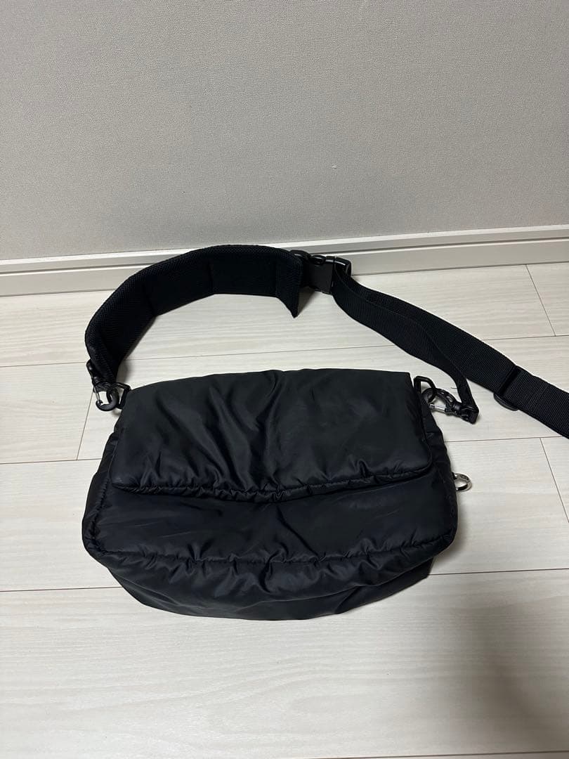 バッグ CLESSTE PADDED FLAP HOLIDAY BAG(BLACK)