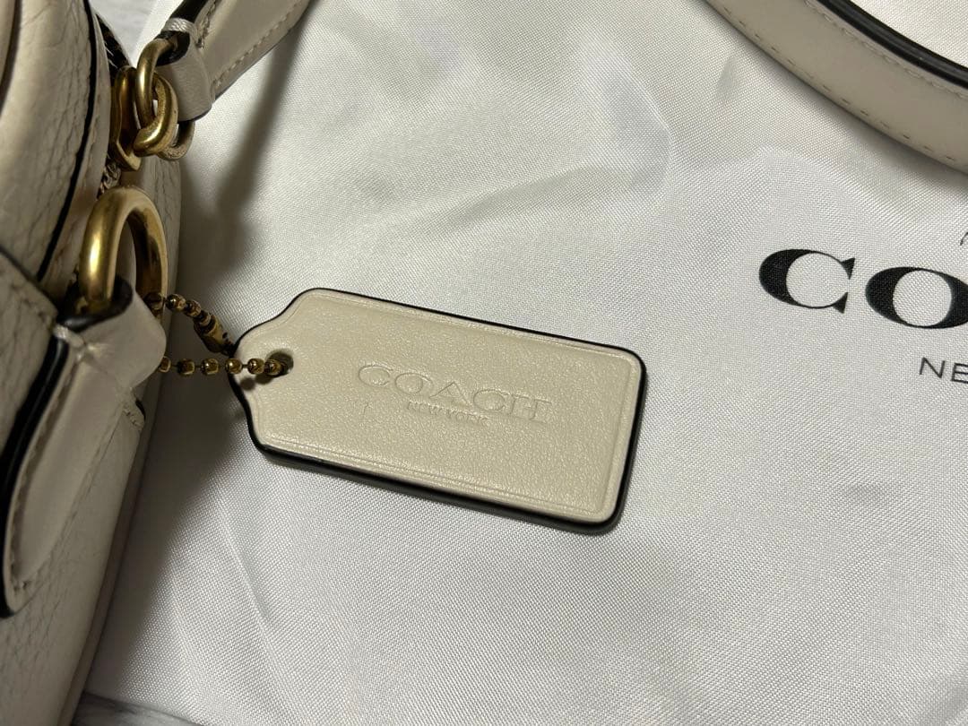 《新品未使用.正規品.値下げ可》coach ショルダーバッグ　白