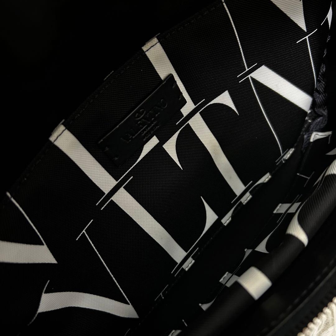 極美品　valentino VLTN ボディバッグ　ショルダーバッグ　ロゴ入り